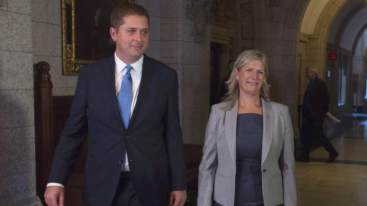 Leona Alleslev marche à côté d'Andrew Scheer.