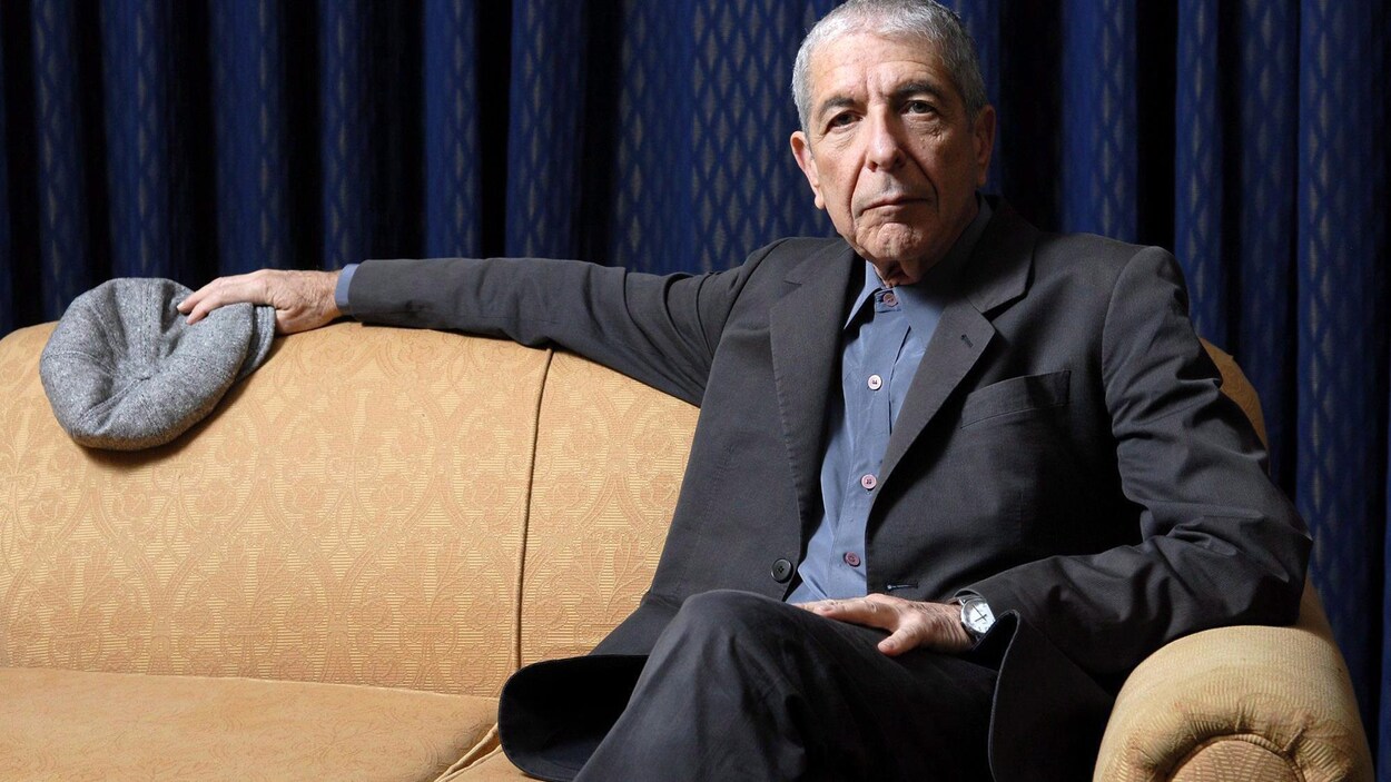 Leonard Cohen, assis, en 2006 Leonard Cohen, assis, en 2006