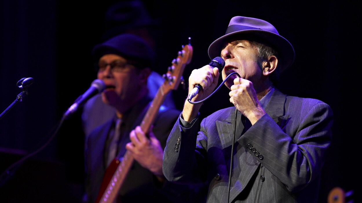 Le chanteur Leonard Cohen en spectacle Le chanteur Leonard Cohen en spectacle