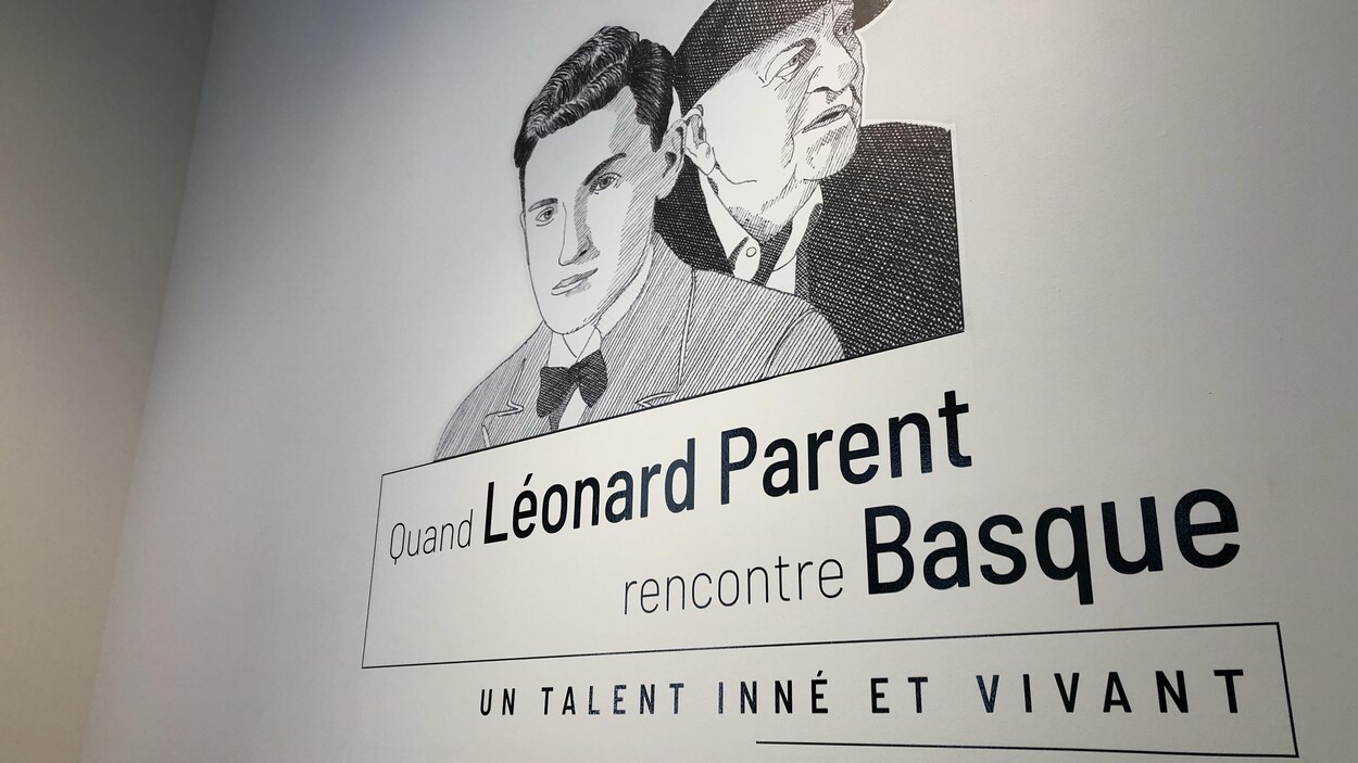 Affiche à l'entrée d'une exposition sur laquelle on peut lire « Quand Léonard Parent rencontre Basque : un talent inné et vivant ».