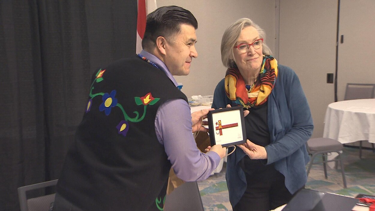 Le chef Leroy Denny et la ministre Carolyn Bennett échangent des cadeaux lors de l'annonce de la signature d'une entente sur l'éducation le 14 mars 2019 en Nouvelle-Écosse.