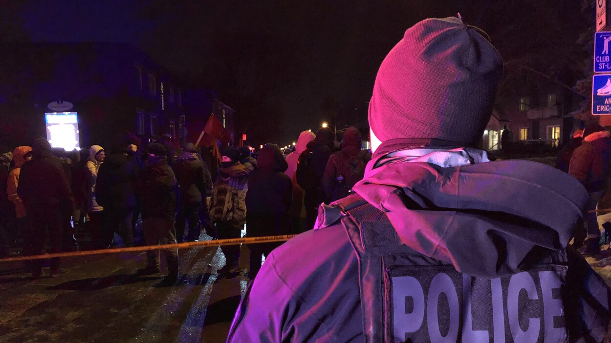 Un policier observe une foule.