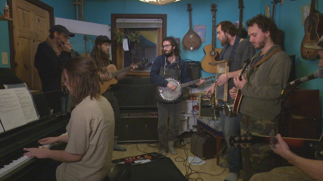 Le groupe Les Rapayes en répétition dans un appartement.