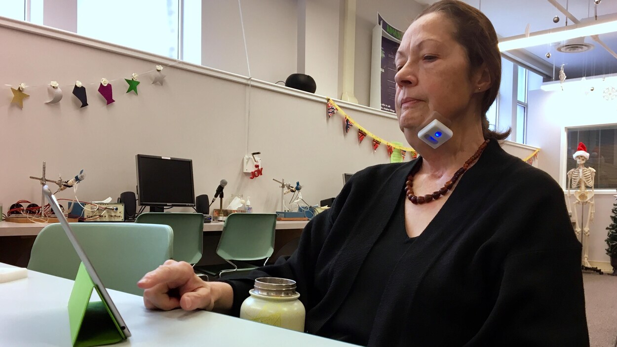 Leslie O'Connor-Parsons dans une salle de l'Université de l'Alberta en train d'essayer le dispositif Mobili-T.