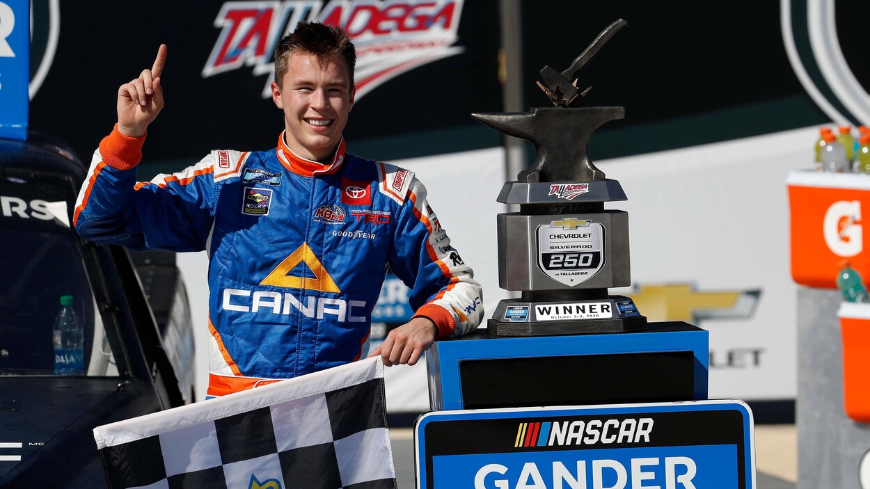Le pilote NASCAR Raphaël Lessard photographié avec le trophée après sa victoire à Talladega
