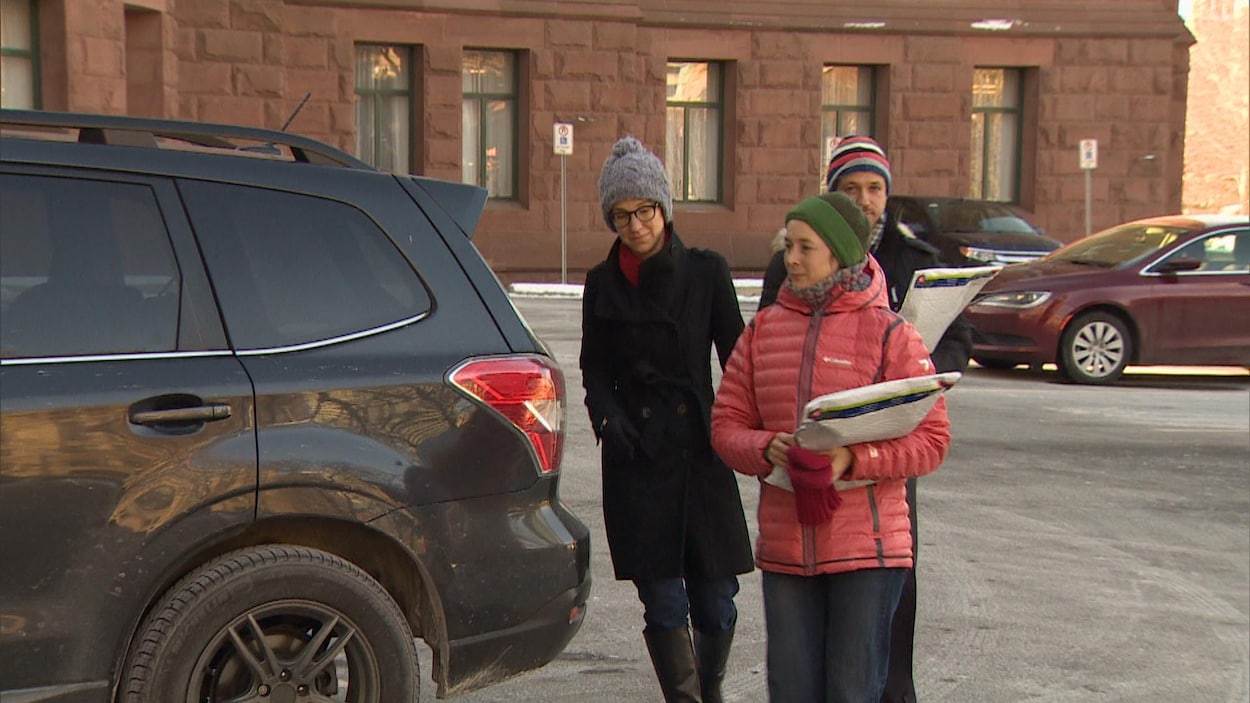 Les parents arrivent avec des enveloppes contenant 380 lettres destinées entre autres à la ministre de l'Éducation, Mitzie Hunter. Les parents arrivent avec des enveloppes contenant 380 lettres destinées entre autres à la ministre de l'Éducation, Mitzie Hunter.