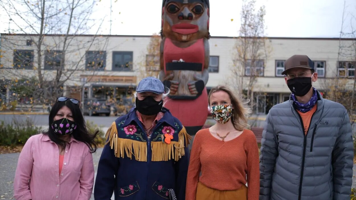 Les quatre auteurs de la lettre publiée dans la revue Science se tiennent debout devant un totem.