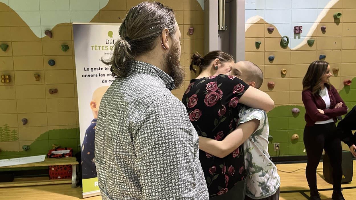 Un élève de sixième année de Chicoutimi fait raser ses cheveux pour Leucan