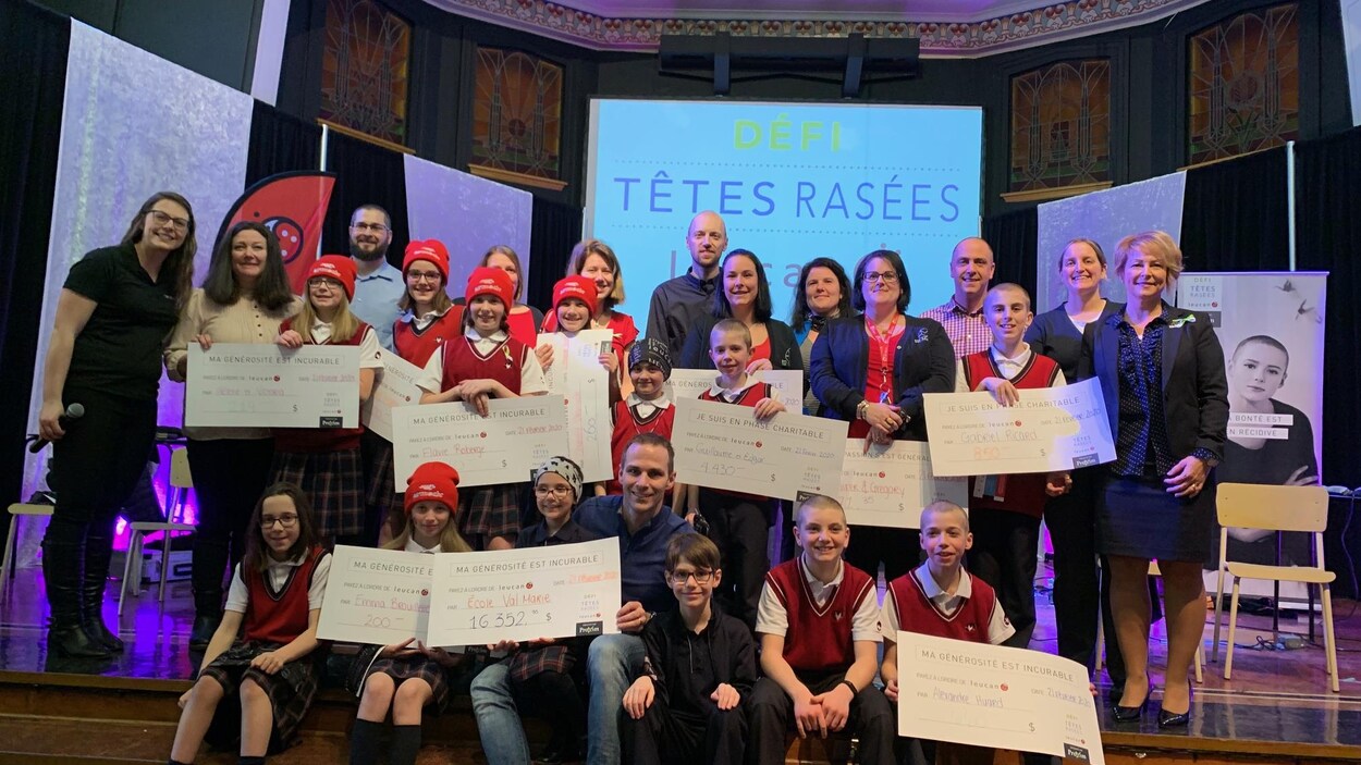 des enfants tenant plusieurs cheques