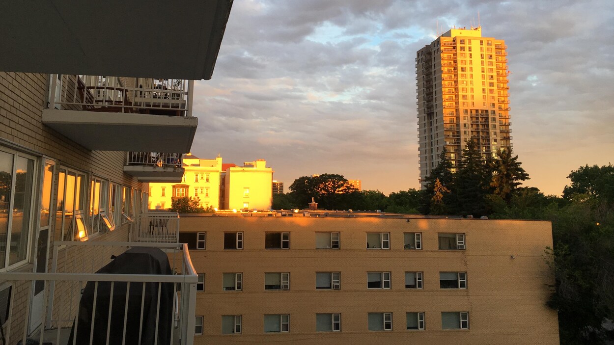 Le soleil se lève sur une tour du quartier Osborne Village à Winnipeg.