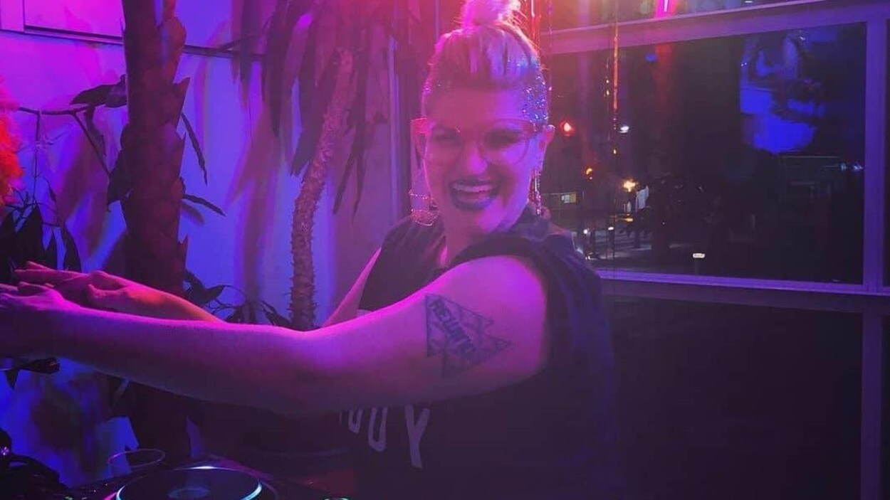 un DJ sur scène.