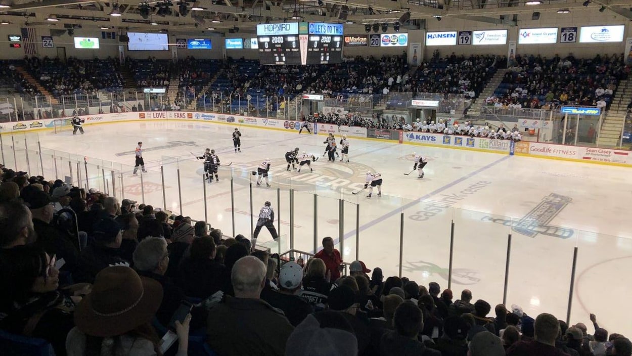 Joueurs des Islanders et des Screaming Eagles prêts pour la mise en jeu au début du match du 22 mars 2019 à Charlottetown.