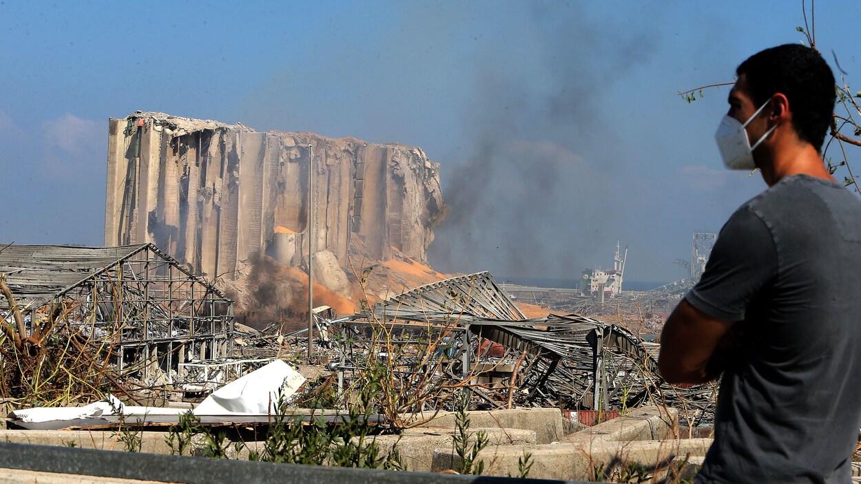 Un homme regarde les débris laissés à la suite de l'explosion.