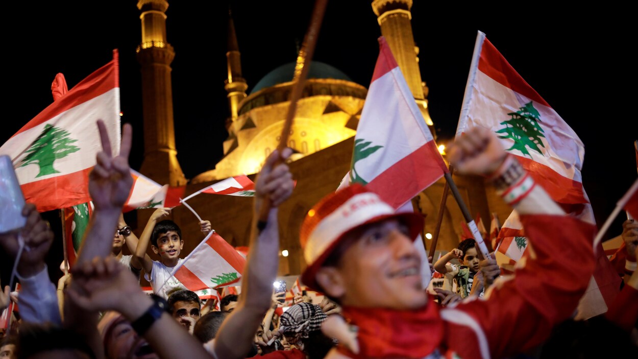 Des manifestants dans les rues de Beyrouth dimanche.