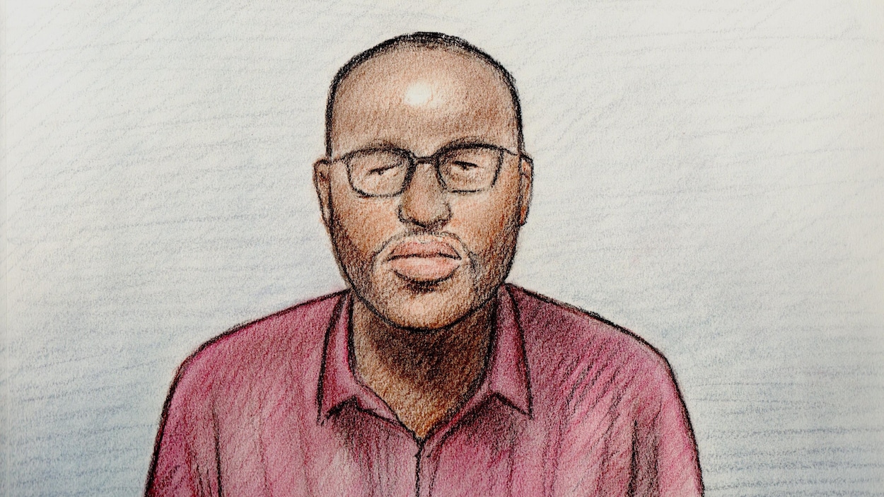 Le suspect est un homme noir, aux cheveux courts, portant des lunettes et une chemise rose.