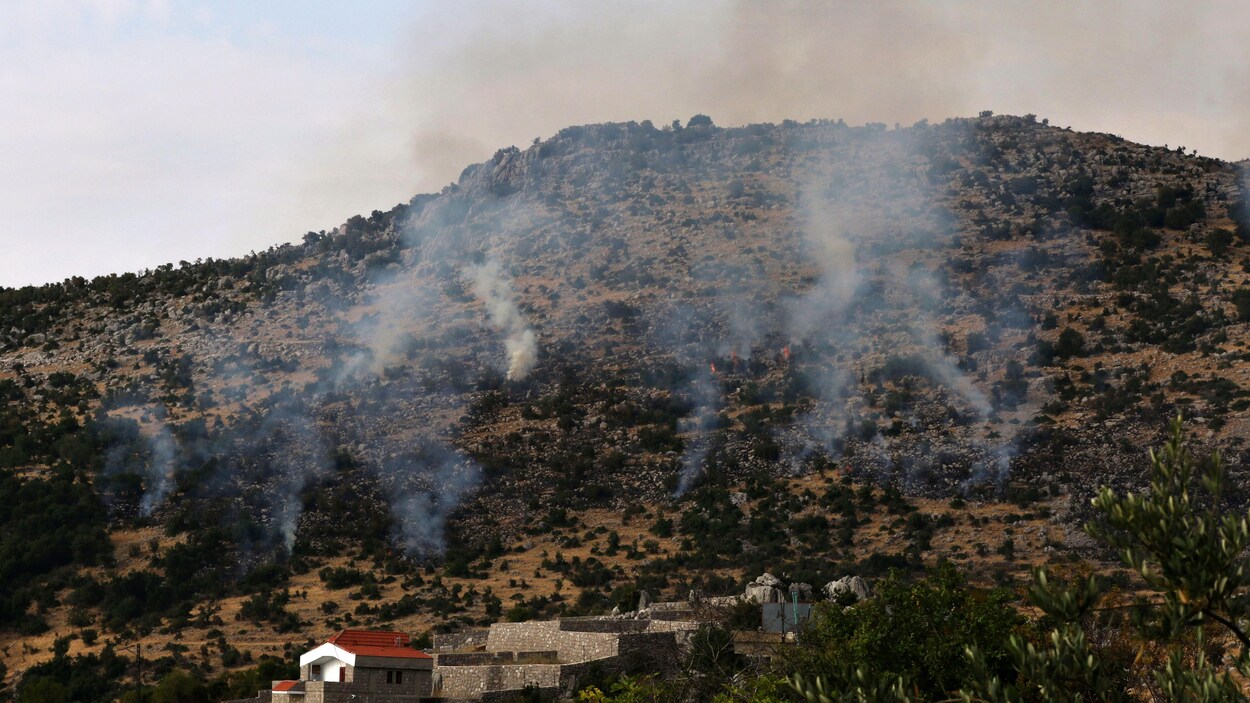 De la fumée se dégage d'une zone montagneuses dans le sud du Liban.