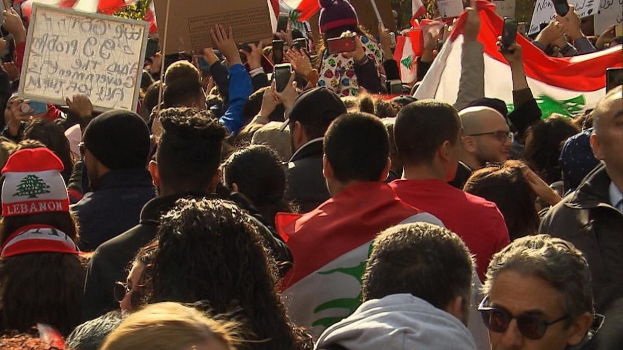 Les manifestants au consulat libanais à Montréal.