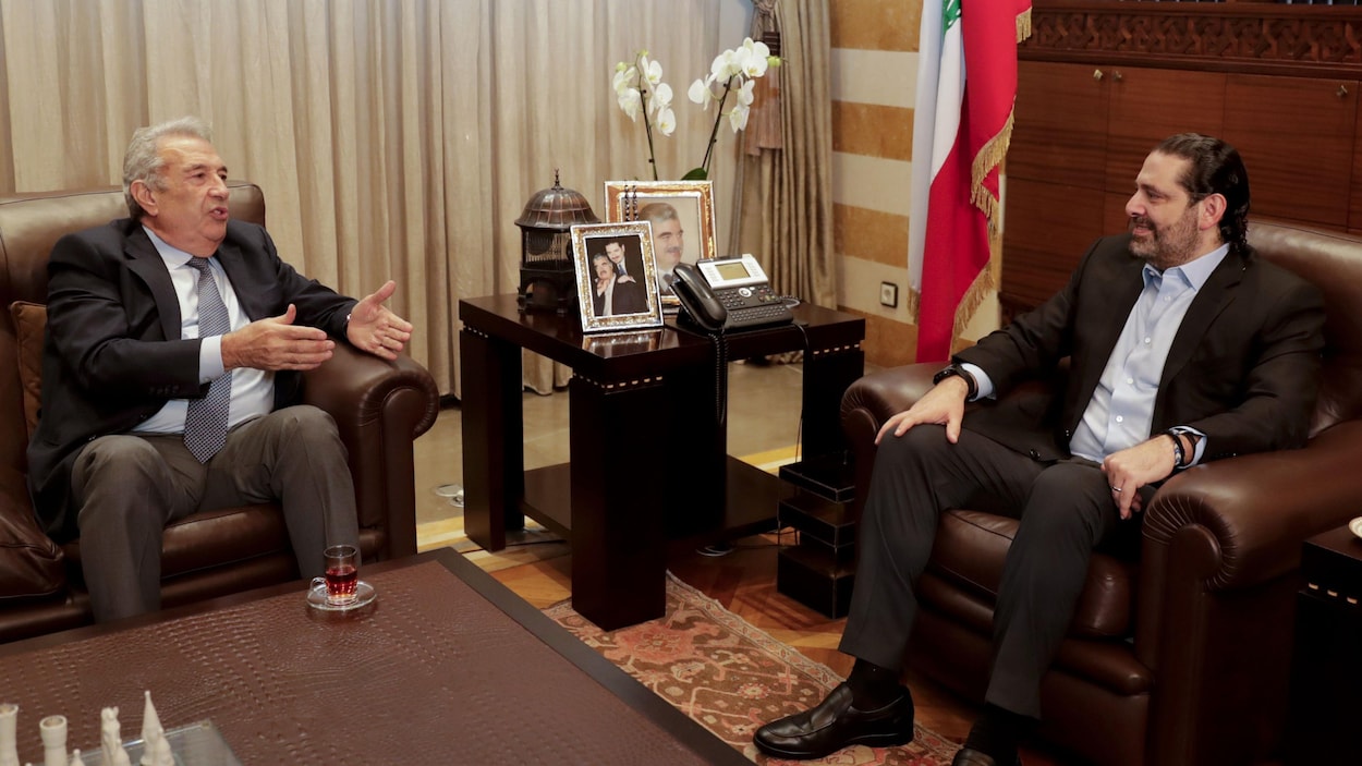 Samir Khatib et Saad Hariri sont assis confortablement dans des fauteuils et discutent dans un bureau.