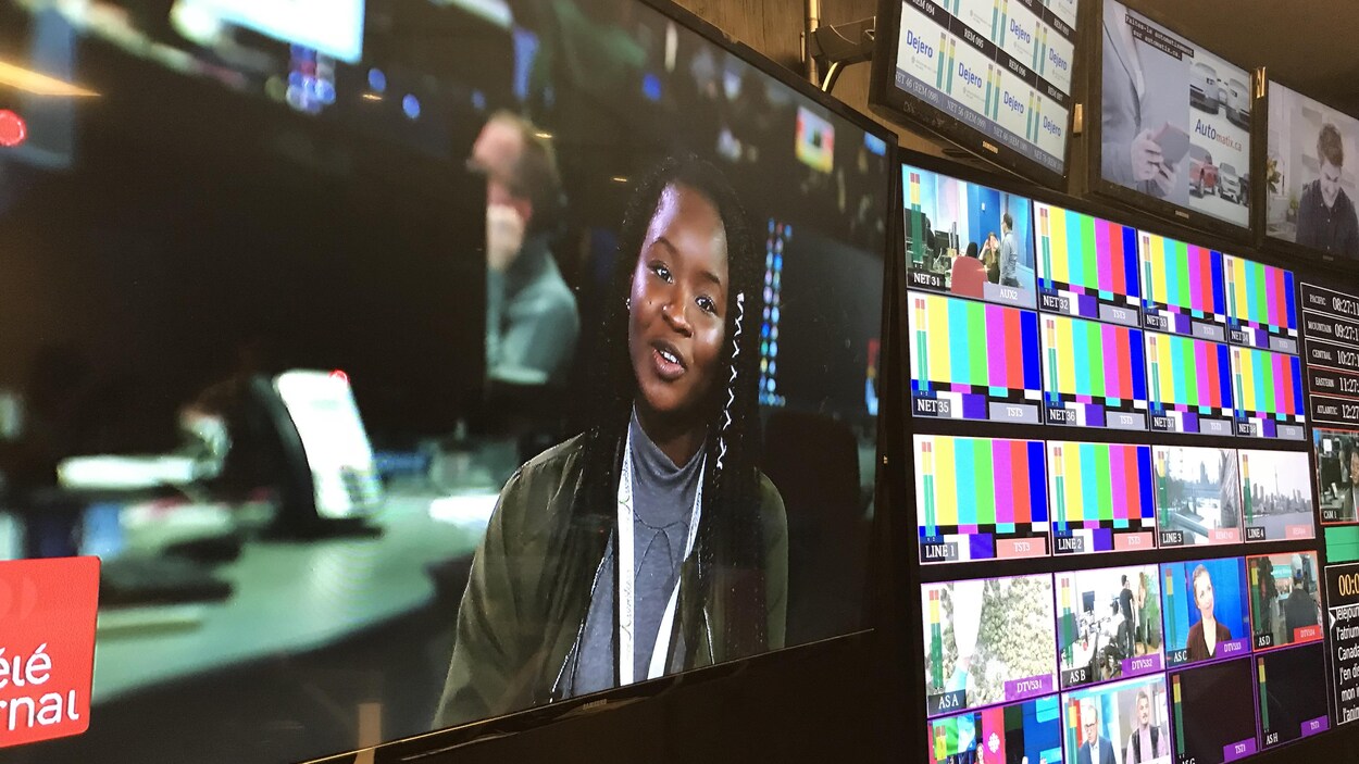 une adolescente qui a l'air de lire les nouvelles sur un écran de télévision dans un studio de production