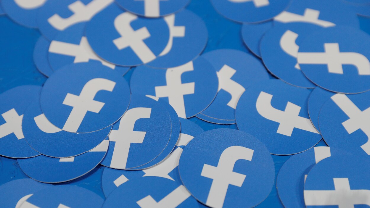 Des autocollants montrant le logo de Facebook sur un fond bleu.