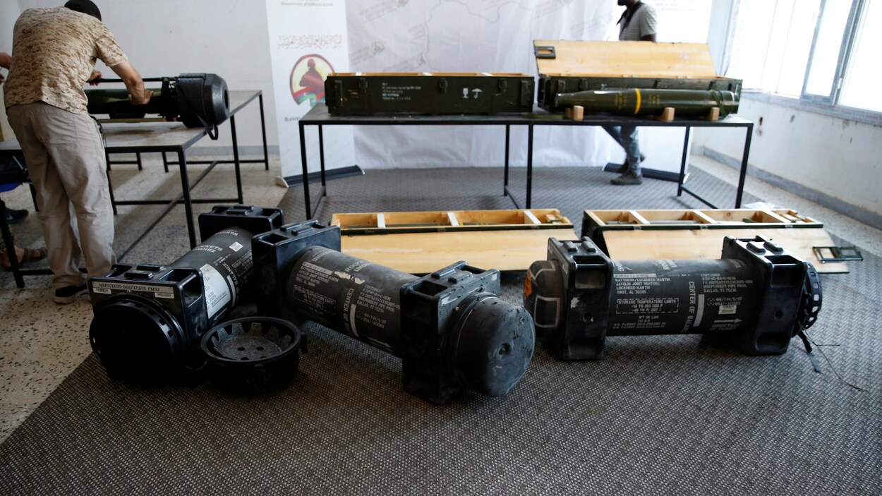 Des missiles exposés sur un tapis.