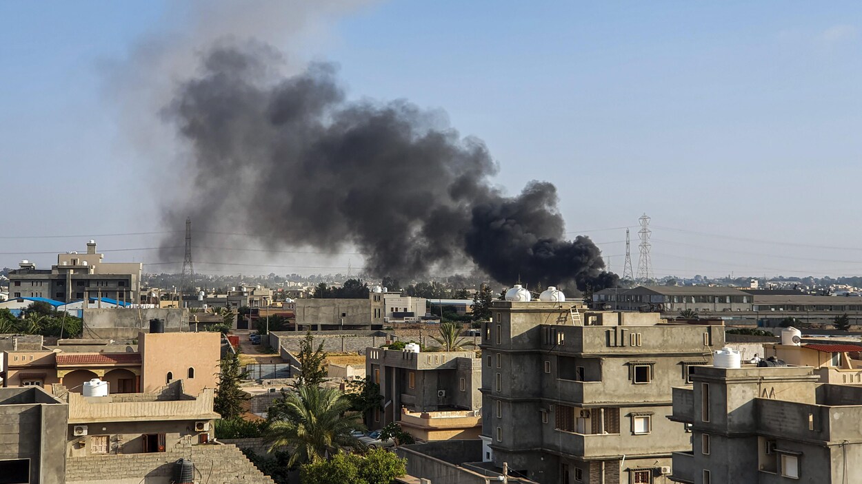 Panaches de fumée s'élevant à Tajoura, au sud de la capitale libyenne Tripoli, à la suite d'une attaque aérienne des forces loyales au général à la retraite Khalifa Haftar le 29 juin 2019.
