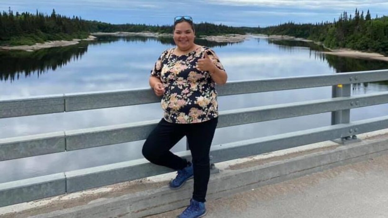 Liette Ishpatao, debout sur un pont.