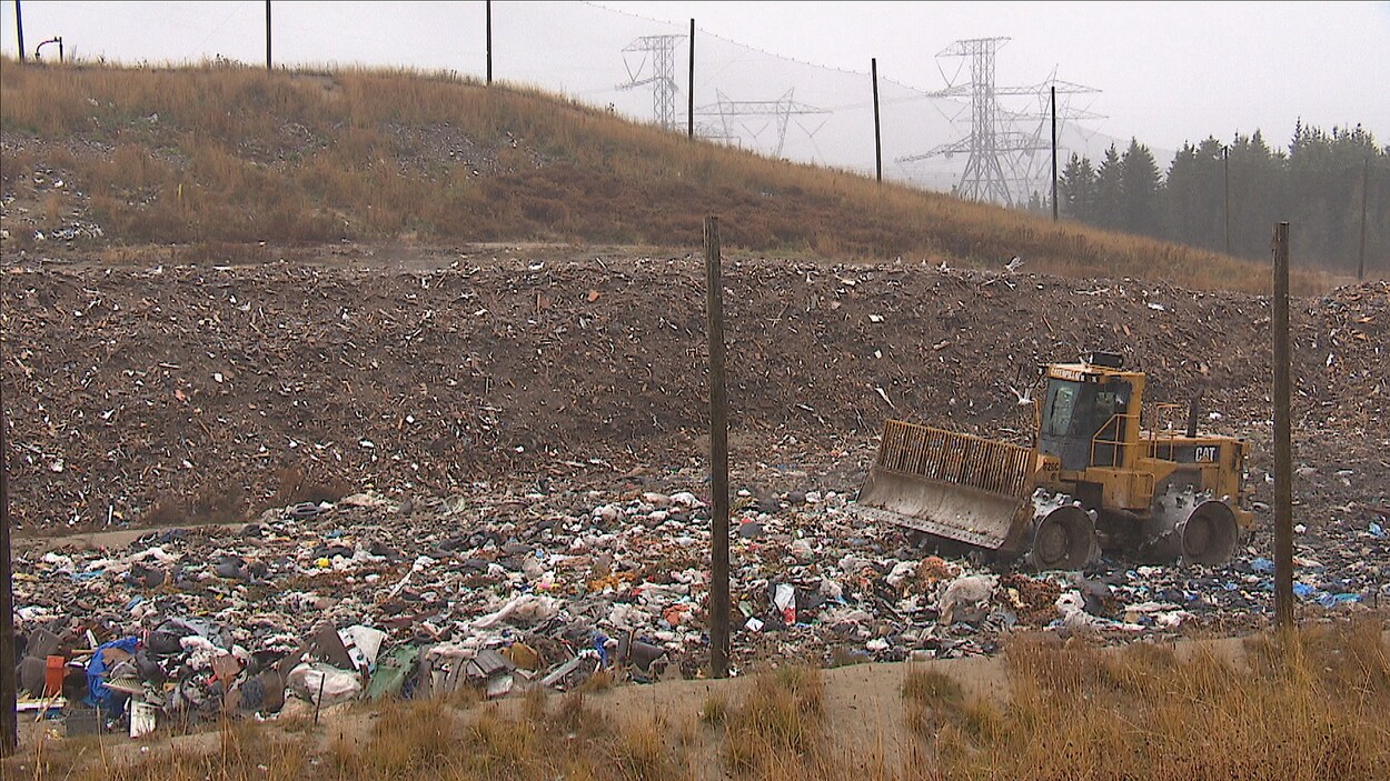 Des déchets sont enfouis à Ragueneau.
