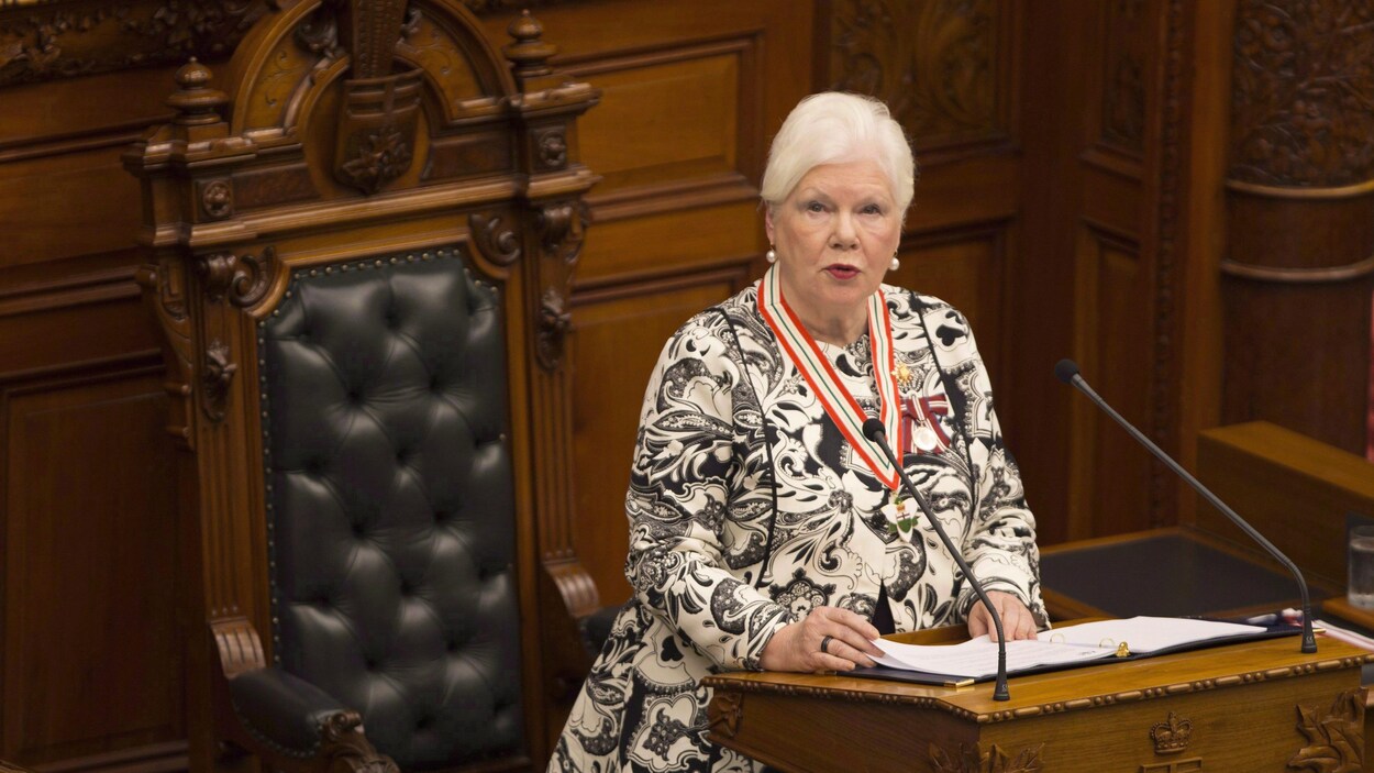 Photo de la lieutenante-gouverneure qui lit au podium à Queen's Park.