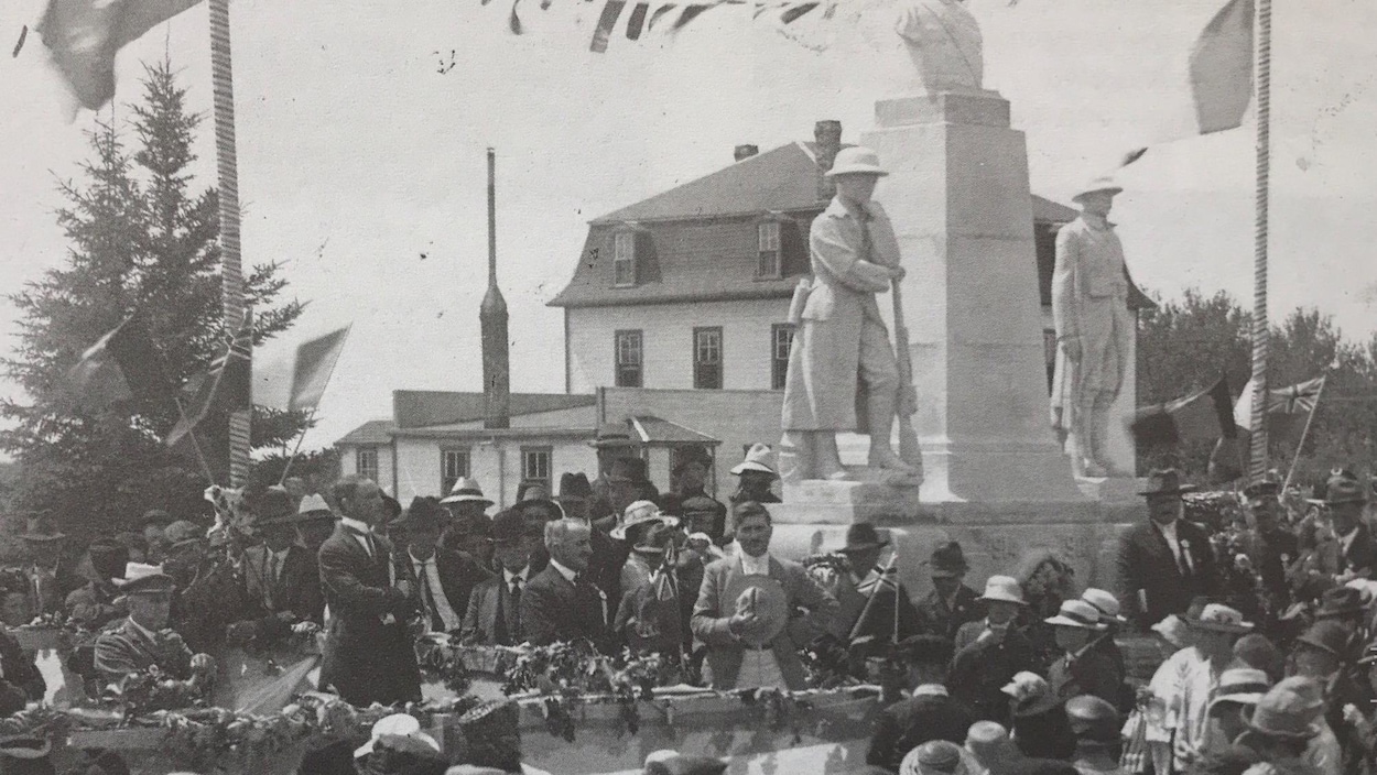 Une foule d'hommes et de femmes est rassemblée devant le cénotaphe à Saint-Claude pour son dévoilement en 1921. 