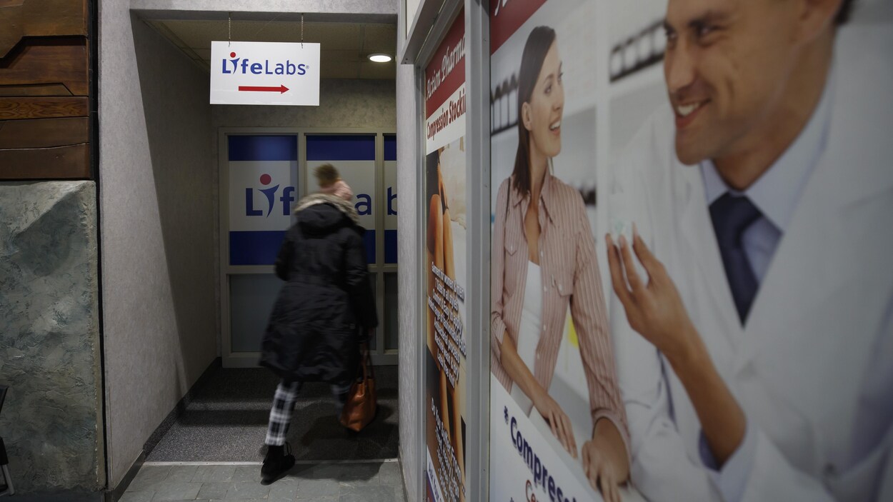 Une femme entre dans un laboratoire de la compagnie LifeLabs.
