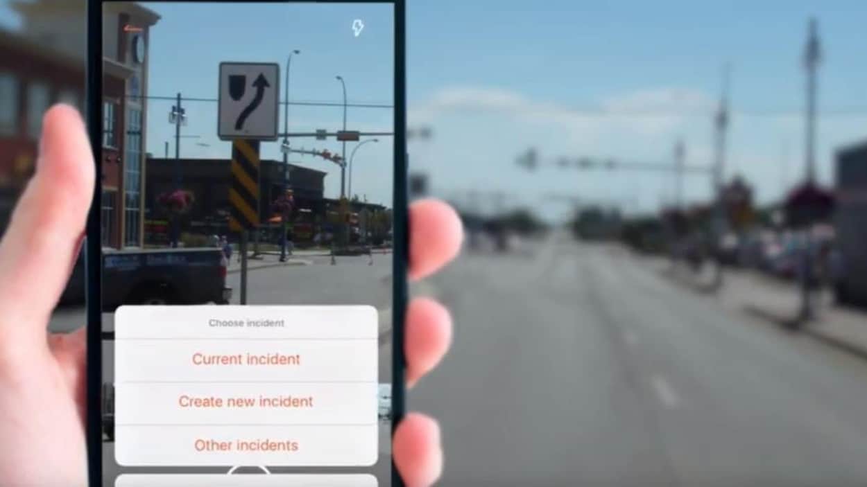 Une personne teste l'application mobile Lightcatch sur une rue dans Grande Prairie.