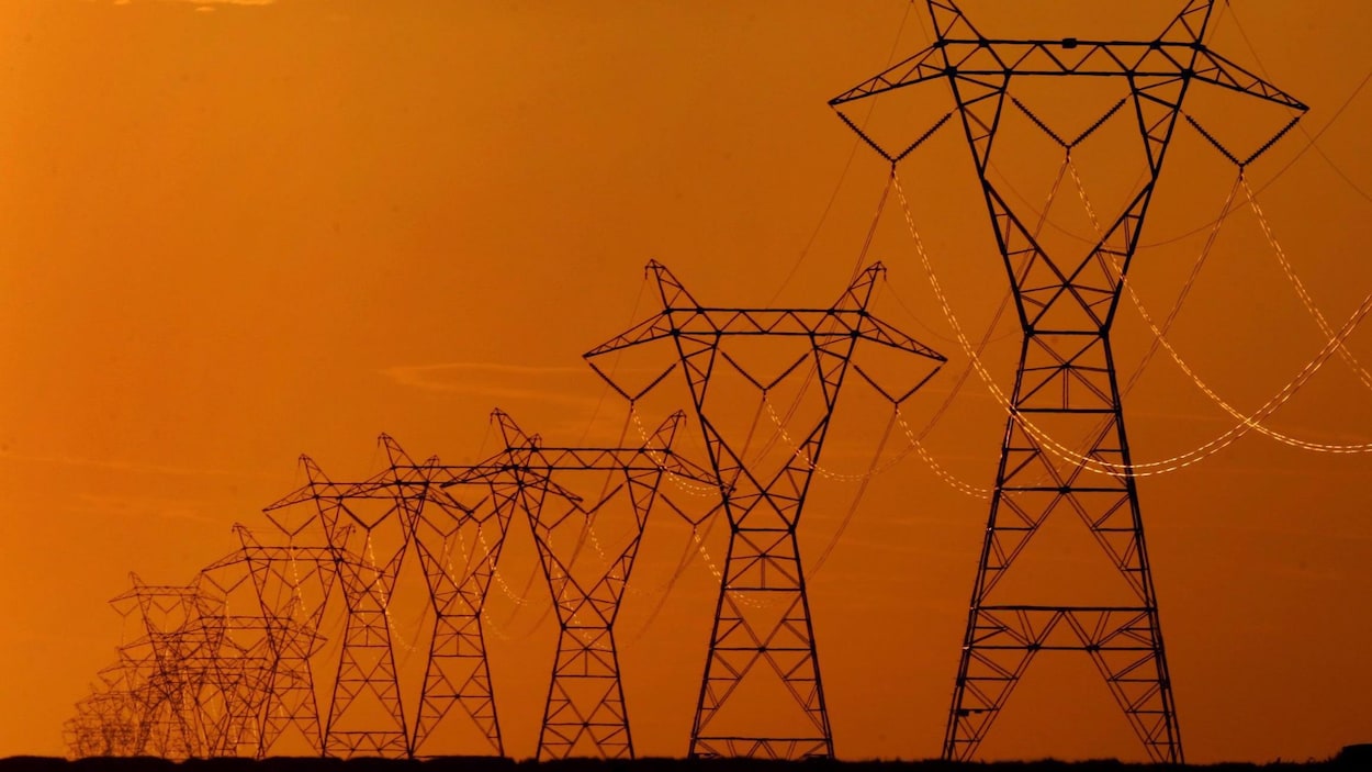 Une rangée de pylônes d'une ligne électrique.
