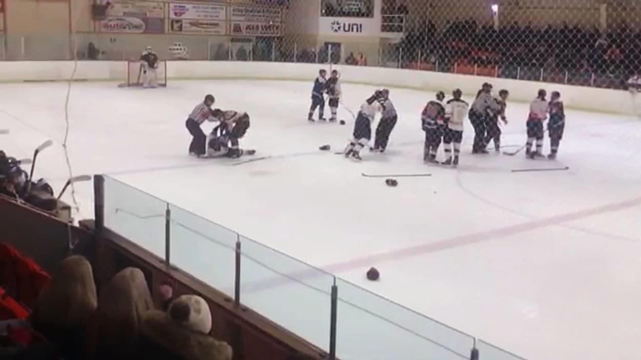 Bagarres la Ligue de hockey sénior AcadieChaleur n'exclut pas des suspensions RadioCanada.ca Bagarres la Ligue de hockey sénior AcadieChaleur n'exclut pas des suspensions RadioCanada.ca