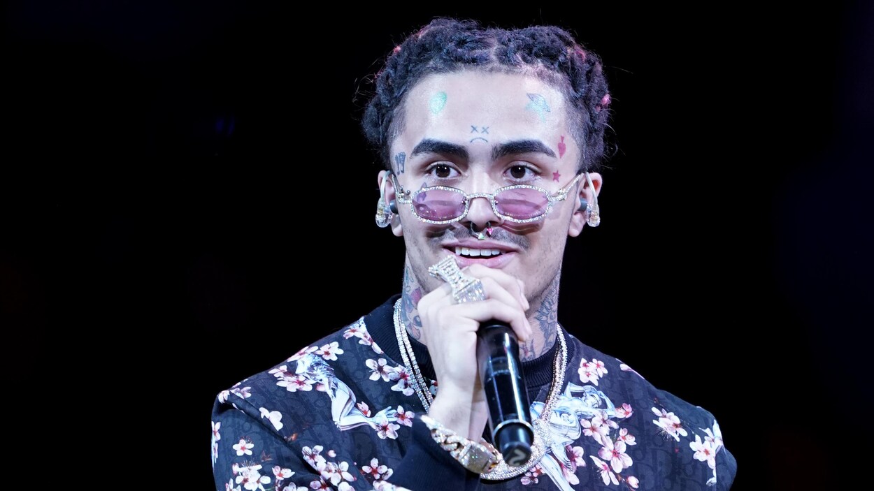 Lil Pump, micro à la main.