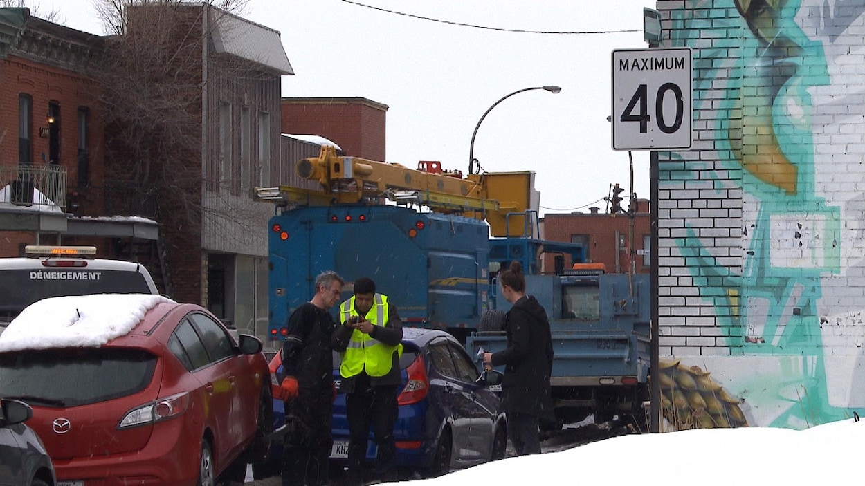 Un panneau indique 40 km/h dans une rue achalandée de Montréal.