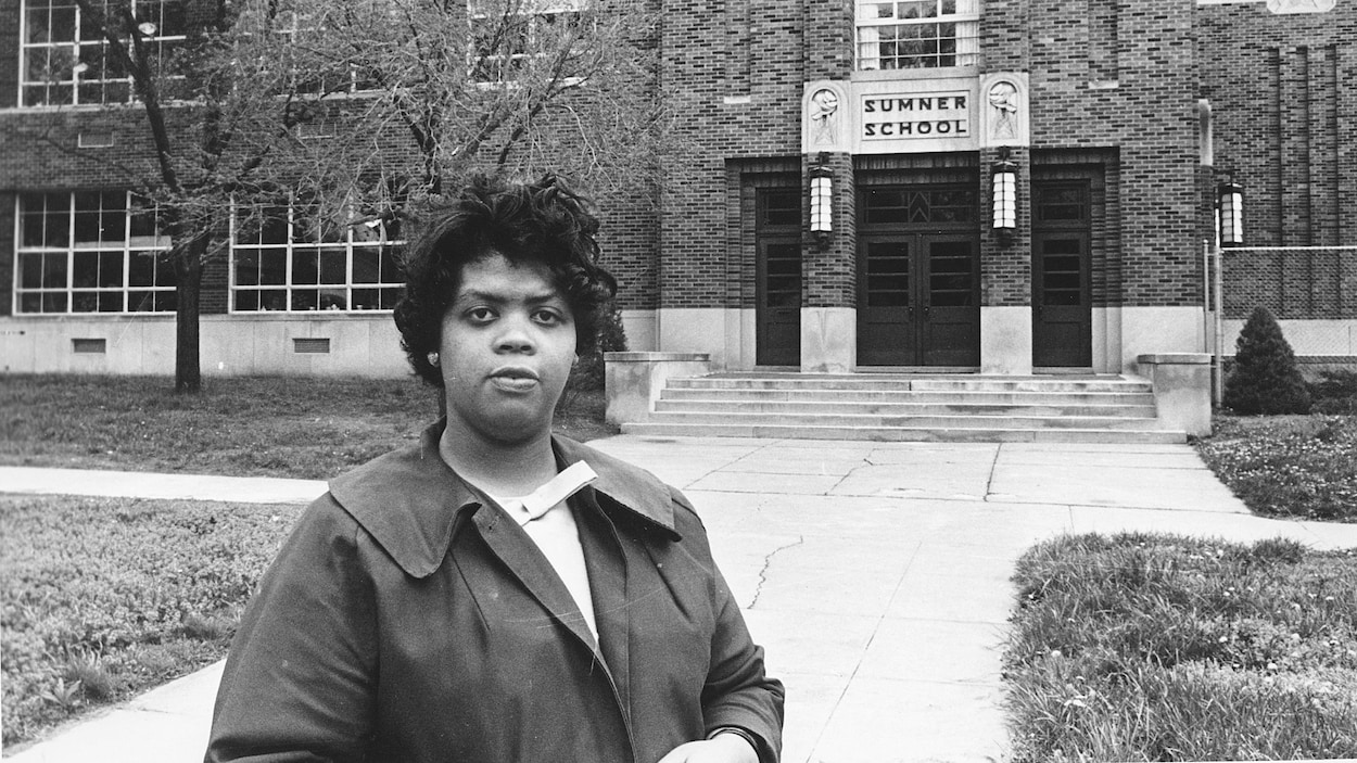 Photo de Linda Brown Smith en noir et blanc.