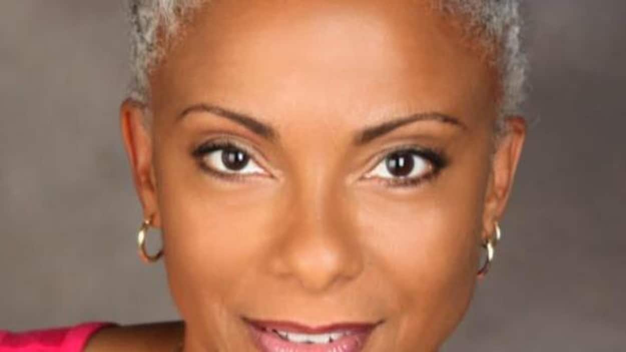 Portrait d'une femme noire aux cheveux grisonnants