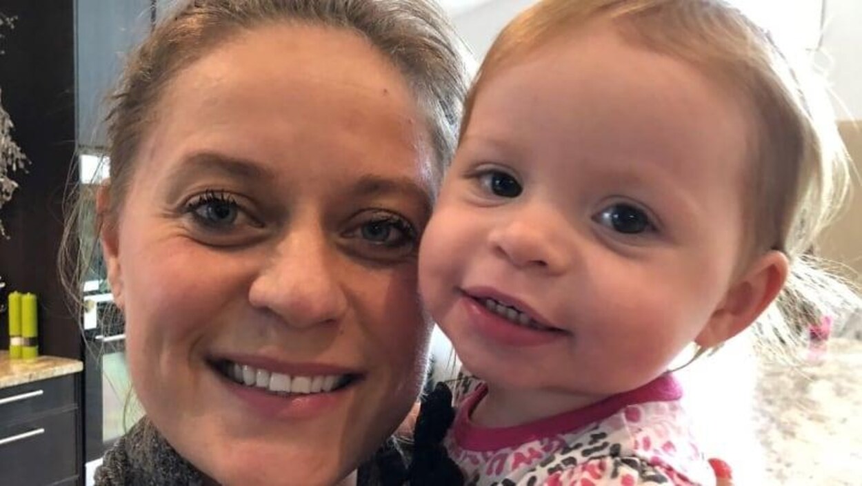 Plan serré du visage de Lindsay Boychuk et de sa fille Laurel,