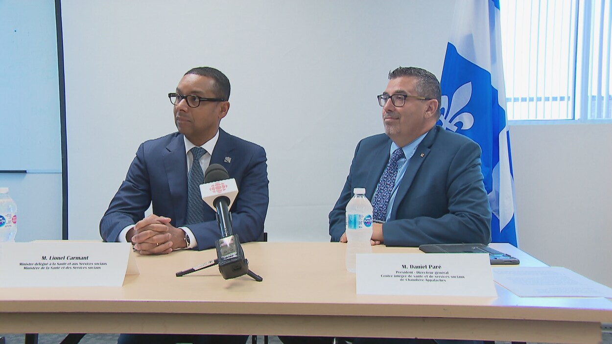 Le ministre délégué à la Santé et aux Services sociaux, Lionel Carmant, et le PDG du CISSS de Chaudières-Appalaches, Daniel Paré, en conférence de presse.