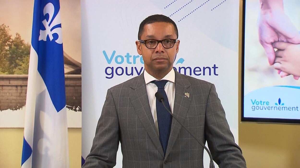 Lionel Carmant lors d'une conférence de presse.