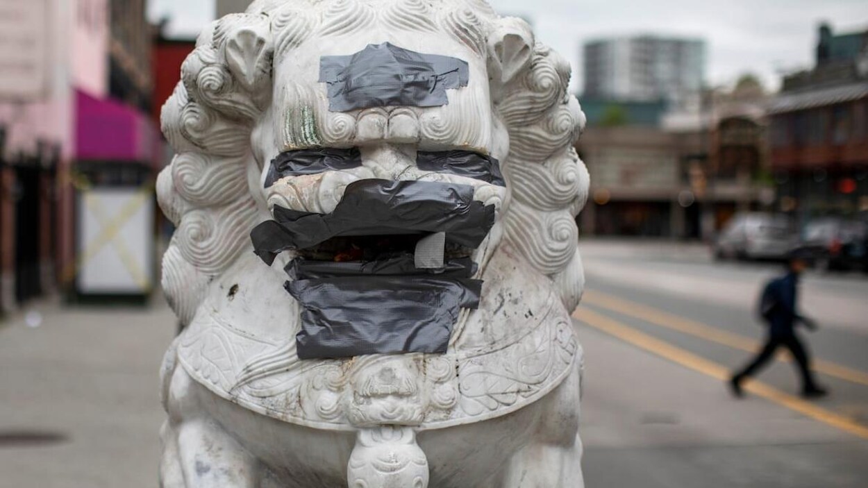 Les messages haineux peints en rouge sur les lions du Chinatown ont été recouverts.