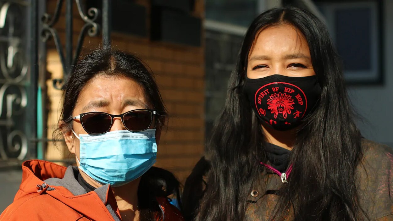 Deux femmes avec un masque.