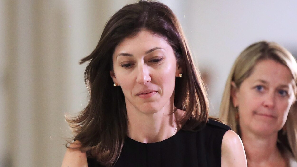 Lisa Page marche en regardant par terre.