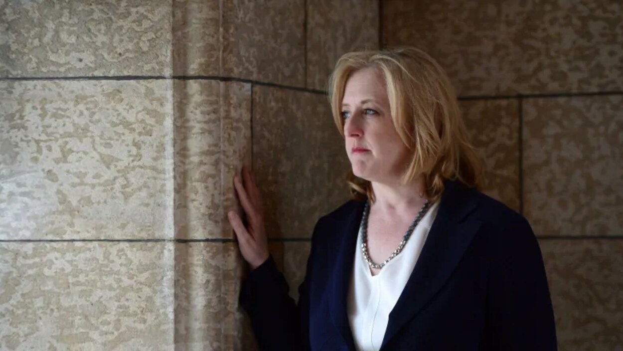 Portrait de profil de Lisa Raitt