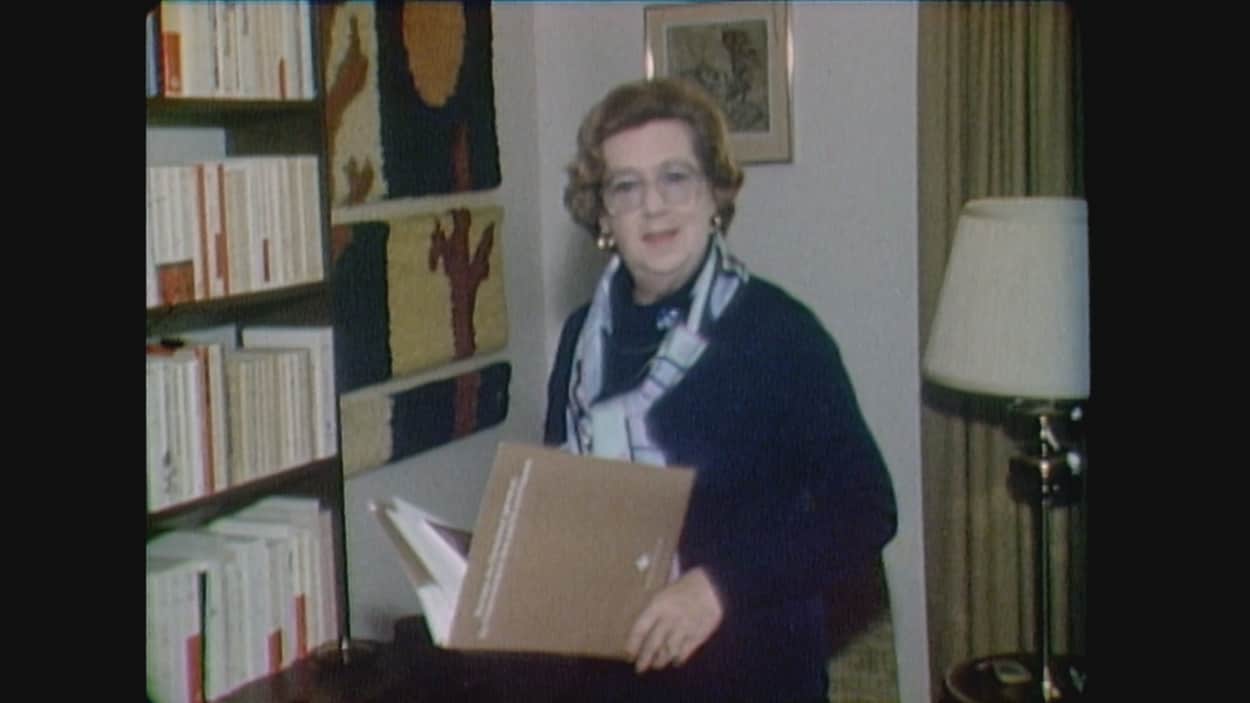 La journaliste Lisette Morin chez elle en 1980. 