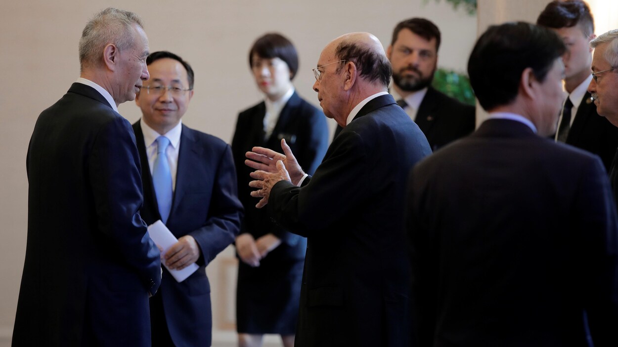 Liu He écoute attentivement Wilbur Ross.