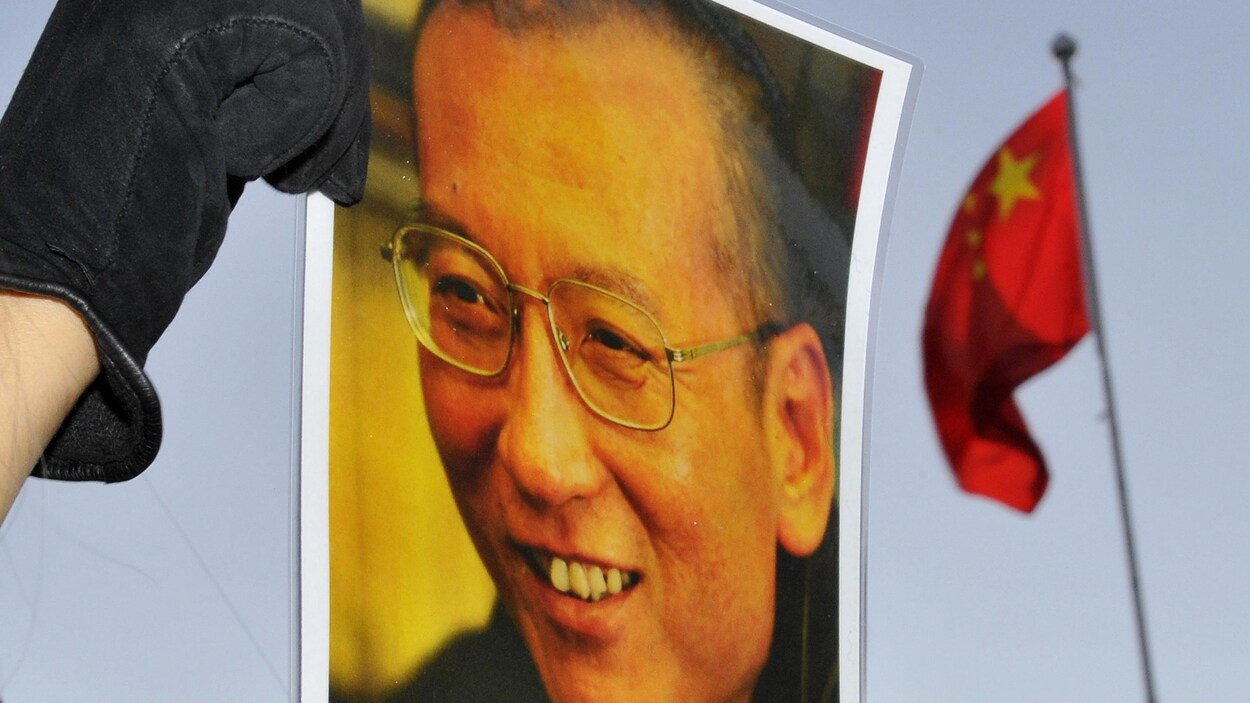 Photo de Liu Xiaobo, avec un drapeau chinois en arrière plan