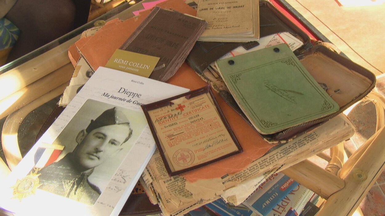 des livres, des calepins, des cartes, des coupures de journaux amassés sur une table. des livres, des calepins, des cartes, des coupures de journaux amassés sur une table.