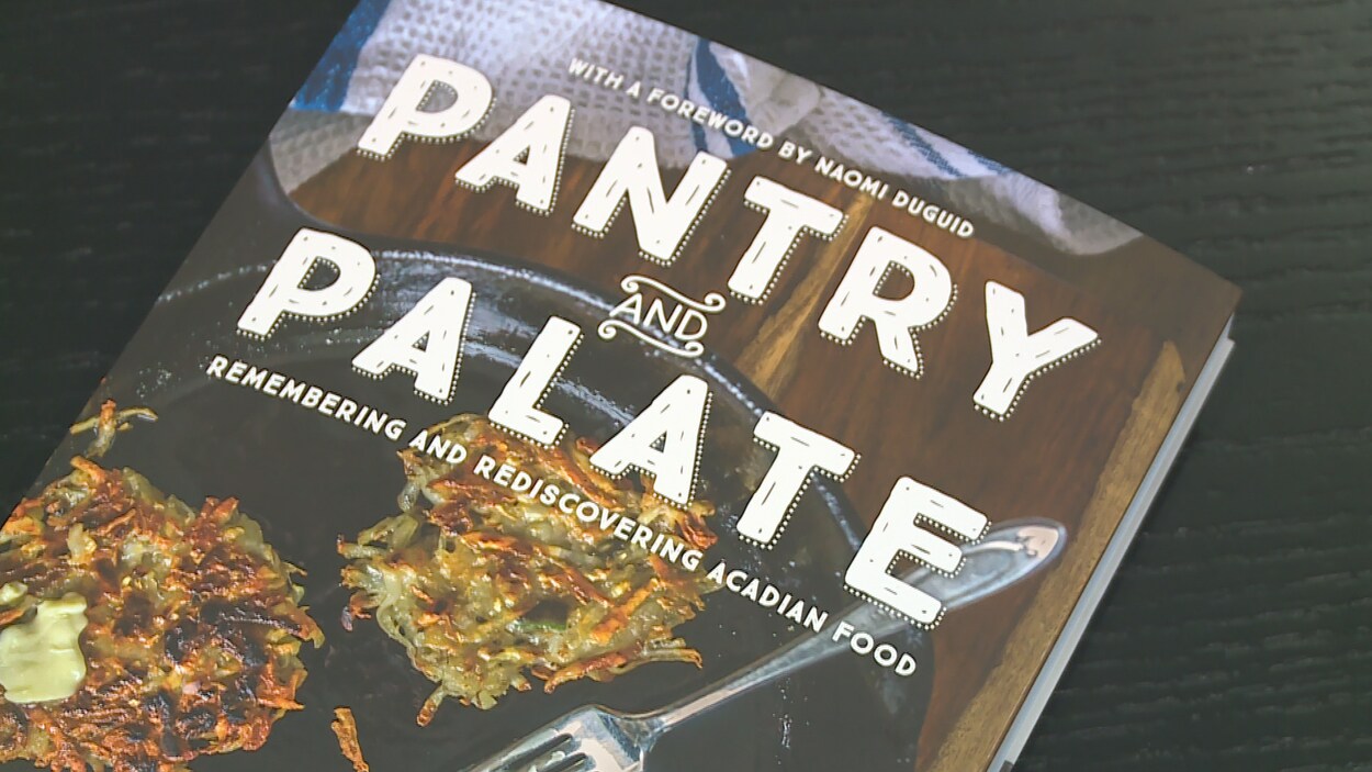 Un livre fermé sur une table
